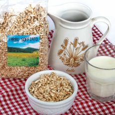 Puffed spelled bowl with fresh milk